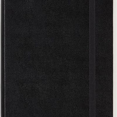 Caderno preto com capa texturizada e faixa elástica para fechar.