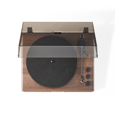 Toca-discos com base madeira e tampa transparente