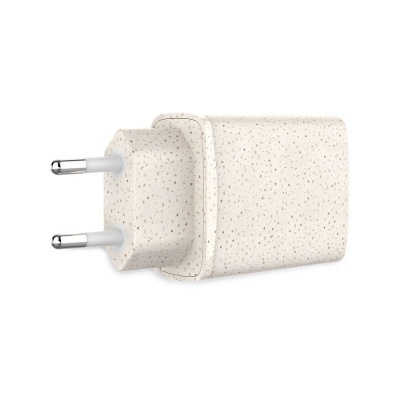 Carregador elétrico de parede branco com pontinhos castanhos e fichas tipo europeu