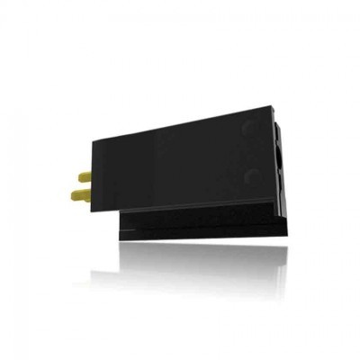 Adaptador preto retangular com três pinos dourados