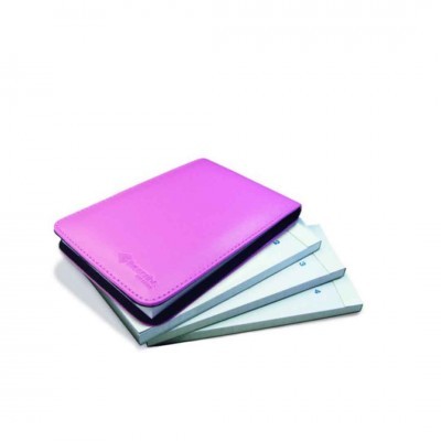 Carteira rosa sintética sobre quatro cadernos pequenos brancos numerados