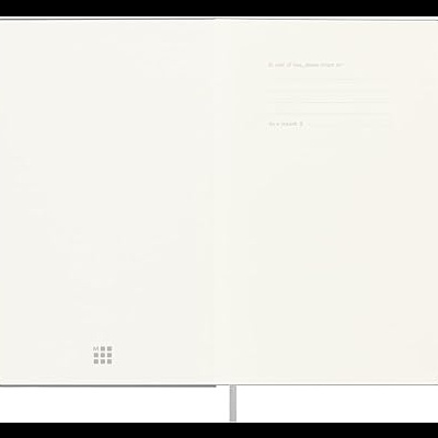 Caderneta aberta com páginas em branco e texto impresso discreto