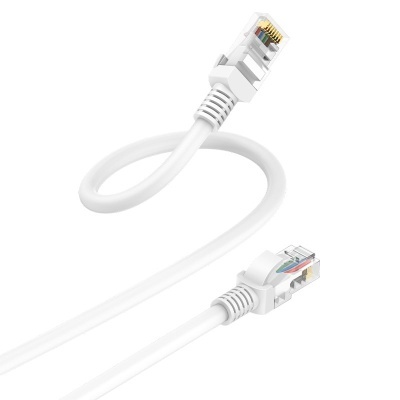 Cabo de rede Ethernet branco com conectores RJ45