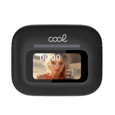 Estojo preto para earbuds com ecrã digital e a palavra cool