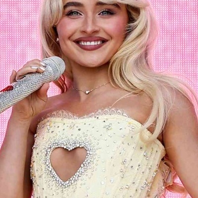 Vestido de festa amarelo claro com corações vazados e adornos brilhantes