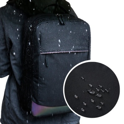 Mochila preta impermeável com detalhes iridescentes e gotas de água visíveis