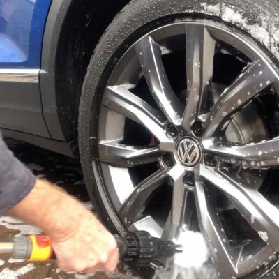 Roda de automóvel Volkswagen com jante a ser lavada com escova e espuma de sabão