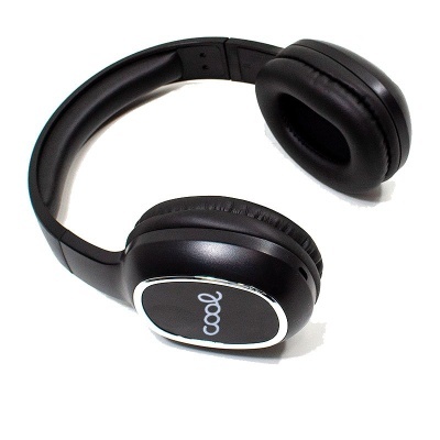 Auriculares preto com a palavra cool nas conchas