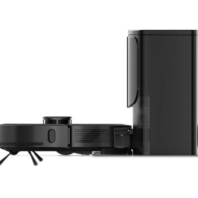 Aspirador robô preto com estação de carregamento sobre fundo branco