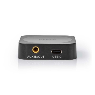 Dispositivo preto com portas AUX IN/OUT e USB-C