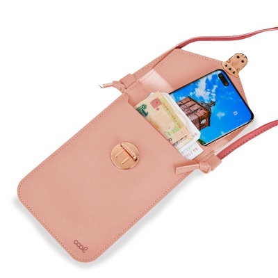 Bolsa de ombro cor-de-rosa em material sintético com smartphone e notas dentro