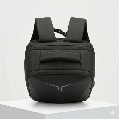 Mochila preta vista de frente com detalhes em T