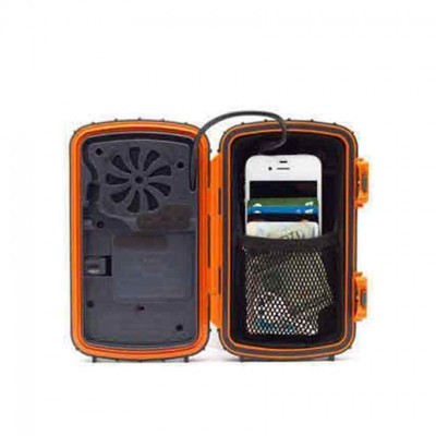 Caixa de proteção laranja aberta com telemóvel e cartões dentro