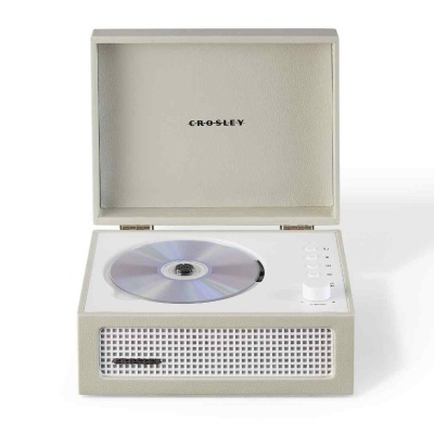 Aparelho leitor de CD Crosley bege claro com tampa aberta e botões no painel superior.