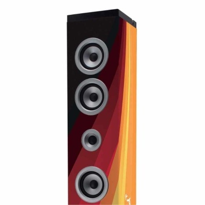 Coluna de som vertical com quatro altifalantes e corpo em madeira colorida