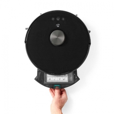 Robô aspirador preto com compartimento transparente sendo puxado por uma mão
