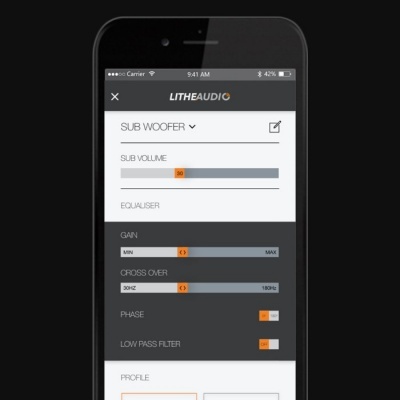 Ecrã de smartphone com aplicação LITHE AUDIO para controlo de subwoofer