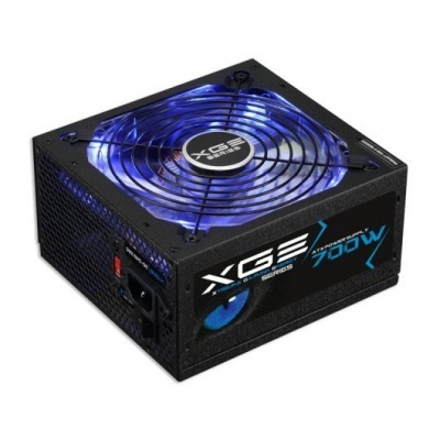 Fonte de alimentação XGE Series 700W com ventilador azul iluminado e estrutura preta.
