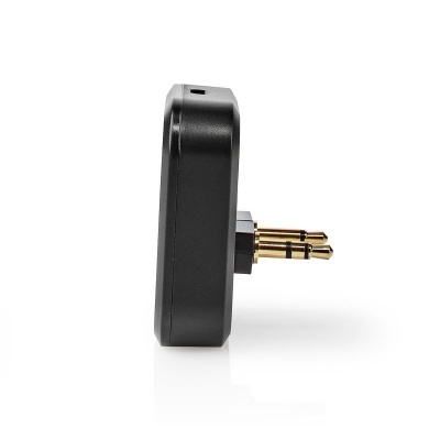 Adaptador preto com conector de áudio dourado de 3,5 mm