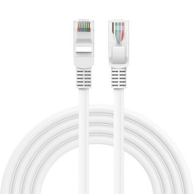 Cabo de rede Ethernet branco com conectores RJ45