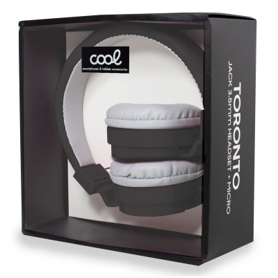 auscultadores cinza claro e preto na embalagem preta com texto