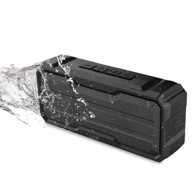 Coluna portátil preta impermeável com água a espirrar