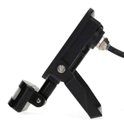 Projetor LED preto com suporte metálico e cabo