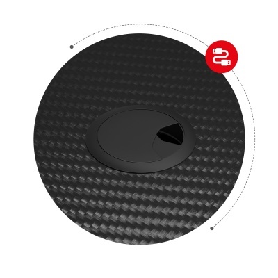 Dispositivo redondo preto com padrão de fibra de carbono e tampa circular no centro.