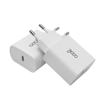 Adaptadores USB tipo C brancos com plugues europeus e marca 'coop'