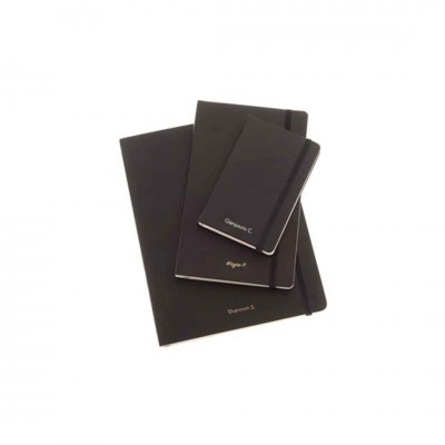 Conjunto de quatro cadernos pretos empilhados sobre fundo branco