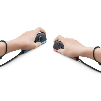 Comandos Nintendo Switch Joy-Con preto com azul e vermelho nas mãos.