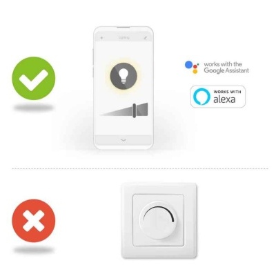 Smartphone com app de controlo de luzes e texto sobre assistentes Google e Alexa ao lado e botão rotativo branco em suporte quadrado em fundo branco.