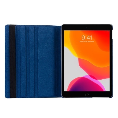 Tablet com capa azul com ranhuras para cartões e faixa elástica preta