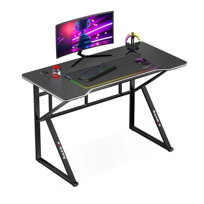 Secretária gaming preta com monitor curvo, teclado, rato, auscultadores RGB e lata