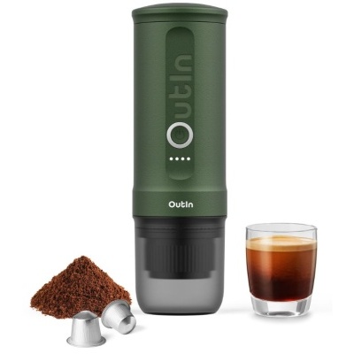 Cafeteira portátil verde Outlin com cápsulas metálicas, café moído e copo de café espresso