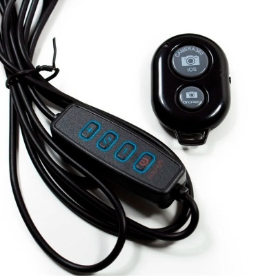 Controle remoto e dispositivo remoto pequenos pretos com texto e botões