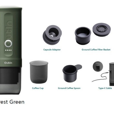 Conjunto de acessórios para café portátil verde floresta da Outlin com máquina, adaptador cápsulas, cesto filtro, copo, colher e cabo Type-C.