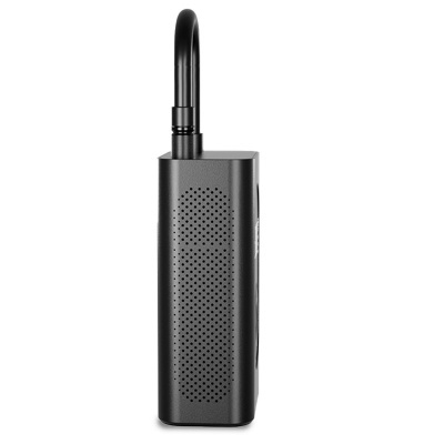 Bomba de ar portátil preta com corpo retangular e mangueira flexível preta