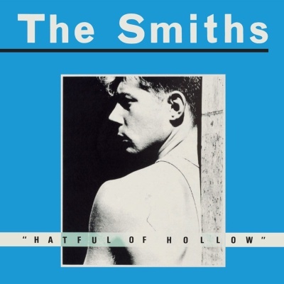 Capa de disco 'The Smiths Hatful of Hollow' com foto a preto e branco de homem e fundo azul.