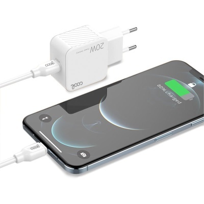 Carregador branco com cabo USB-C ligado a smartphone a carregar