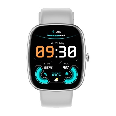 Smartwatch branco com ecrã digital colorido mostrando hora e métricas de saúde.
