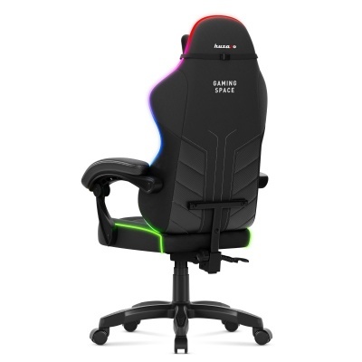 Cadeira de gaming preta com iluminação colorida e texto GAMING SPACE no encosto