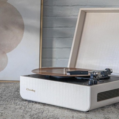 Gira-discos branco com padrão de pele de crocodilo