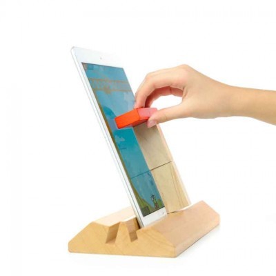 Suporte de madeira para tablet com mão segurando objeto vermelho