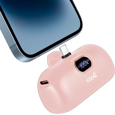 Carregador portátil rosa com visor digital e smartphone prateado conectado