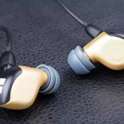 Auriculares intra-auriculares dourados e pretos com ponteiras cinza