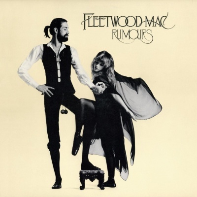 Capa de álbum Fleetwood Mac Rumours com duas pessoas em roupas vintage pretas e brancas