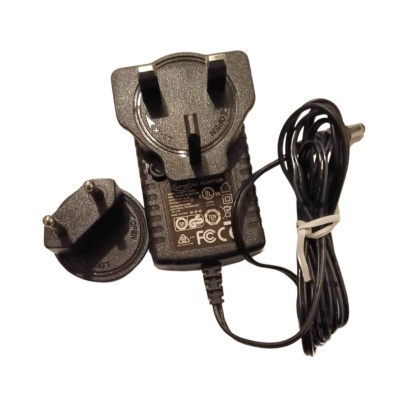 Carregador elétrico preto com cabo e adaptador de plugue adicional