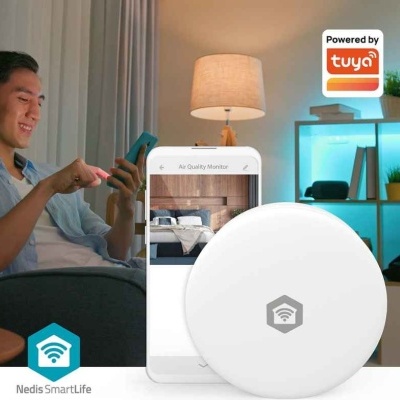 Monitor de qualidade do ar branco com símbolo Wi-Fi em ambiente interior confortável
