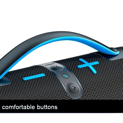 Coluna portátil preta com botões azuis e alça rígida